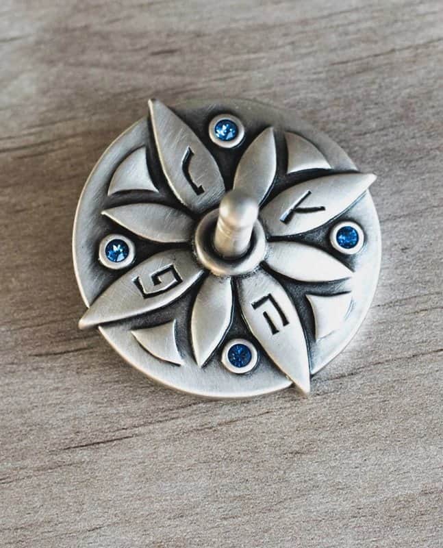 סביבון עלים משובץ כחול