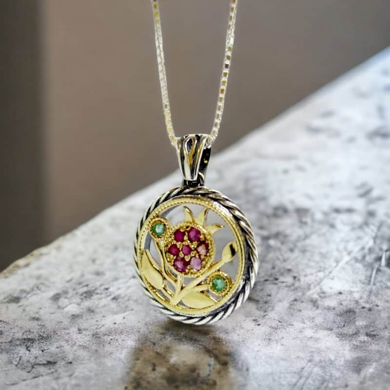 תליון "רימון רקתך" כסף וזהב , משובץ אבני רובי (אודם) ואמרלד