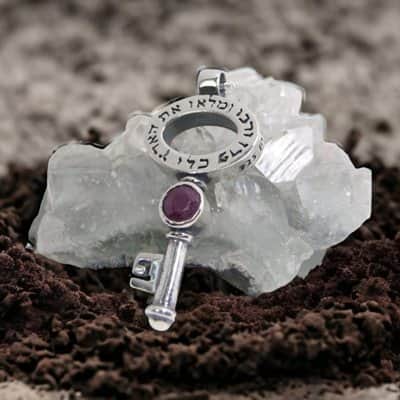 תליון מפתח "פרו ורבו ומלאו את הארץ" כסף משובץ אבן רובי (מומלץ לפריון ופוריות)