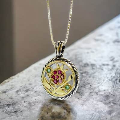 תליון "רימון רקתך" כסף וזהב , משובץ אבני רובי (אודם) ואמרלד