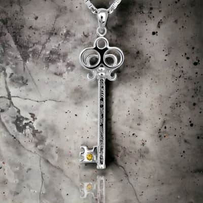 תליון מפתח הפרנסה , כסף משובץ אבן סיטרין