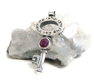 תליון "מפתח הפריון" כסף משובץ אבן רובי (מומלץ לפריון ופוריות)