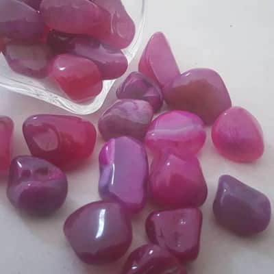 אגת ורוד (שבו) - מסייע בשינוי, בפתיחות, קבלה. מרגיע ומעניק תחושת הגנה