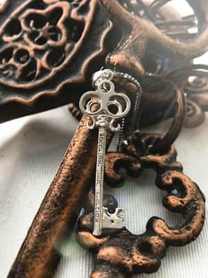 תליון מפתח הפרנסה , כסף משובץ אבן סיטרין