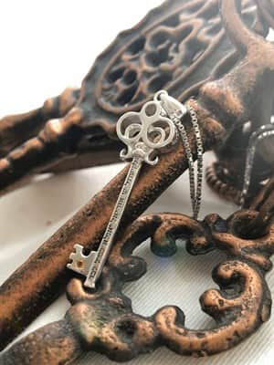 תליון מפתח הפרנסה , כסף משובץ אבן סיטרין